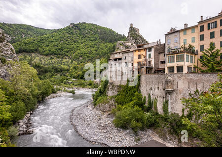 La cittadella medioevale di Entrevaux siede su uno sperone roccioso sopra la città e la valle del Var nelle Alpes-de-Haute-Provence regione della Francia Foto Stock