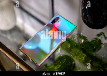 AMSTERDAM, 2 agosto 2019 - recentemente lanciato il Samsung Galaxy nota 10 e nota 10+ gli smartphone sono visualizzate per scopi editoriali in un evento mediatico. Foto Stock