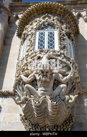 Finestra con pietra scultura decorativa della mitologia triton, pena Palace, Sintra, Portogallo. Foto Stock