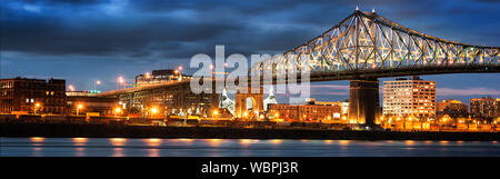 Jacques Cartier Bridge illuminazione in Montreal, riflesso nell'acqua. Montreal del 375 anniversario. luminoso interattivo coloratissimo Jacques Cartier Brid Foto Stock