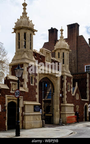 Cancello principale di Lincoln' s Inn società di avvocati, situato su una grande azienda di edifici storici, a destra della Grande Hall di Londra Centrale. Foto Stock