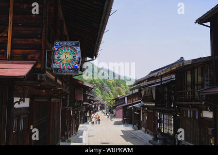 I visitatori di passeggiare lungo la strada principale di Narai, una città posta sul sentiero Nakasendo, Kiso Valley in Giappone, rivestiti di legno di locande e negozi Foto Stock