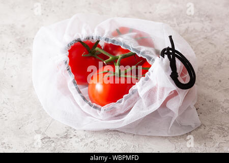 Pomodori in maglia riutilizzabili sacchetto di nylon, plastica libera zero rifiuti Nozione Foto Stock