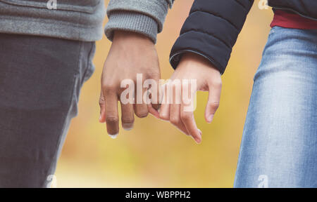 Giovane Holding Hands, passeggiate nel parco, primo piano Foto Stock