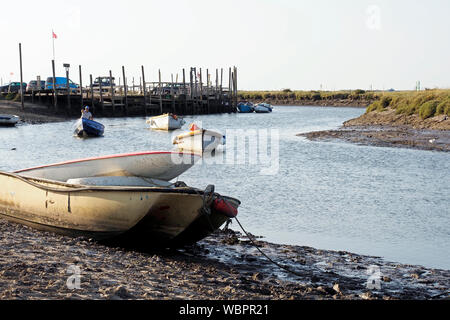 Imbarcazioni da diporto ormeggiate lungo Morston Creek, parte dell'importante area di paludi salmastre sulla Costa North Norfolk dietro Blakeney Point. Foto Stock