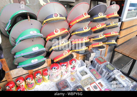 Army hat display di souvenir al Checkpoint Charlie Berlino Germania Foto Stock