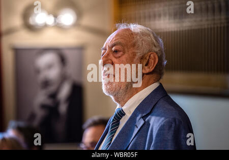 Berlino, Germania. Il 27 agosto, 2019. Dieter Hallervorden, direttore del Schlosspark-Theater in Steglitz, presenta il programma per la stagione 2019/20 a un evento stampa. Credito: Paolo Zinken/dpa/Alamy Live News Foto Stock