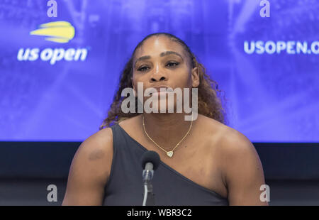 New York, Stati Uniti d'America. 26 Ago, 2019. Serena Williams (USA) Partecipa a conferenza stampa dopo aver vinto il round 1 di US Open Tennis Championship contro Maria Sharapova (Russia) a Billie Jean King National Tennis Center (foto di Lev Radin/Pacific Stampa) Credito: Pacific Press Agency/Alamy Live News Foto Stock