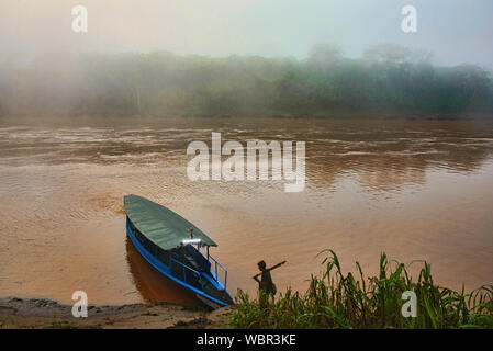 Longtail boat sul fiume Tambopata, Tambopata National Reserve, Amazzonia peruviana Foto Stock