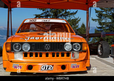 CHAMROUSSE, Francia, 25 agosto 2019 : nei veicoli storici paddock della gara in salita di Chamrousse, contando per il Campionato Francese. Foto Stock