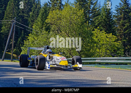 CHAMROUSSE, Francia, 25 agosto 2019 : Racing auto sulla pista di Chamrousse gara in salita, contando per il Campionato Francese. Foto Stock