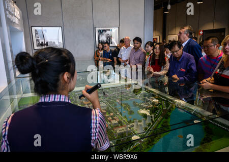 Visitatori presso la Shougang parco industriale a Pechino west.Pechino ospiterà le 2022 Olimpiadi e Paraolimpiadi invernali. Foto Stock