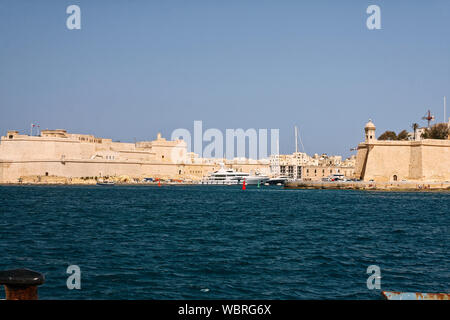 Il Grand Harbour; Forte Sant'Angelo, vecchi edifici; calcare, acqua; imbarcazioni marittime, Europa; Birgu, Vittoriosa; Malta; la molla; orizzontale Foto Stock