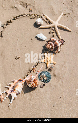 Vista prelevata amore cuore simbolo sulla spiaggia di sabbia Foto Stock