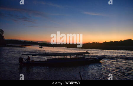 Longtail boat sul fiume Tambopata, Tambopata National Reserve, Amazzonia peruviana. Foto Stock