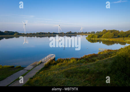 Pen-y-ventola stagno in Blackwood, Wales UK che ha 3 turbine eoliche nelle vicinanze Foto Stock