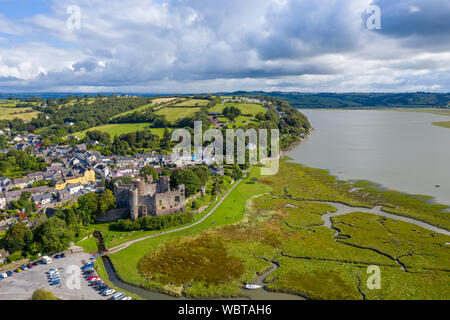 Vista aerea di Laugharne in Galles, la posizione dello scrittore di Dylan Thomas Boathouse Foto Stock