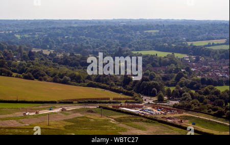 Una veduta aerea di una strada essendo costruita in modo da accedere a un tunnel per il portale HS2 rotta in The Chiltern Hills vicino a Great Missenden nel Buckinghamshire. Crescono i timori la ferrovia non può essere costruito per la sua specifica corrente all'interno di ??55.7miliardi di bilancio. Foto Stock