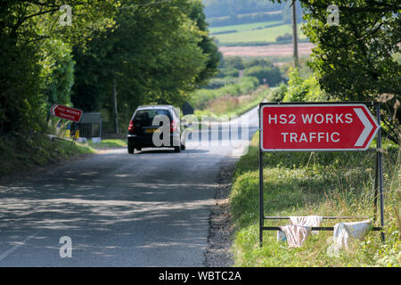 Un segno posto dirigere HS2 lavori e traffico vicino al villaggio del sud Heath nel Buckinghamshire dove la linea ad alta velocità passerà attraverso il Chiltern Hills. Crescono i timori la ferrovia non può essere costruito per la sua specifica corrente all'interno di ??55.7miliardi di bilancio. Foto Stock