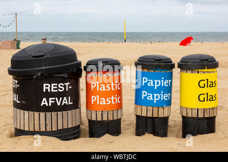 Gli scomparti di riciclaggio sulla spiaggia, stazione balneare di Scheveningen nei pressi dell'Aia, South Holland, Paesi Bassi, Europa Foto Stock