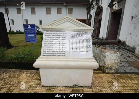 ASI descrizione del 'St. Francesco di Assisi' chiesa, ASI complesso. Vecchio Goa, India. Foto Stock