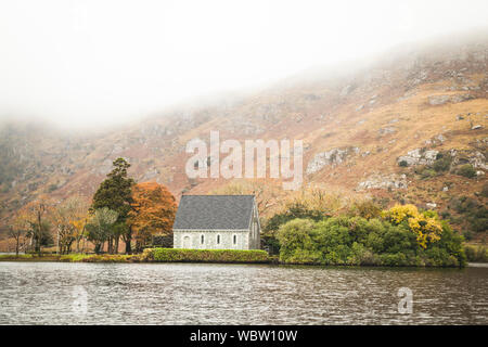 Il piccolo oratorio di San Finbarr in Gougane Barra in Co. Tappo di sughero. Costruito su una piccola isola sul Gougane Barra lago vicino accanto a San Finbarr il monastero Foto Stock