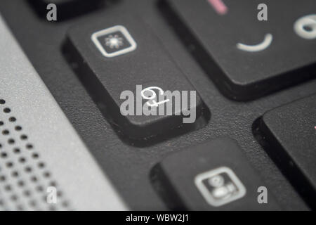Macro estreme del tasto f9 su una tastiera portatile Foto Stock