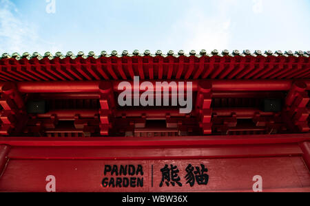 Berlino, Germania. Il 27 agosto, 2019. 'Panda Garden' è sopra la porta di ingresso per il contenitore di panda allo zoo. Vi si preparano per la nascita del panda prole di panda femmina Meng Meng. Credito: Paolo Zinken/dpa/Alamy Live News Foto Stock