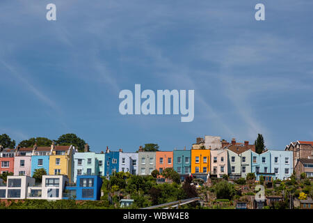 Bristol Marina, Bristol, con colorate case a schiera dietro. Foto Stock