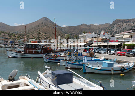 Creta, Grecia. Elounda sul golfo di Mirabello uno di creta è costoso Regioni di vacanza. Barche da pesca sul porto. Foto Stock