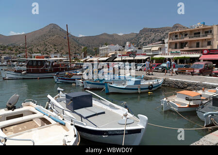 Creta, Grecia. Elounda sul golfo di Mirabello uno di creta è costoso Regioni di vacanza. Barche da pesca sul porto. Foto Stock