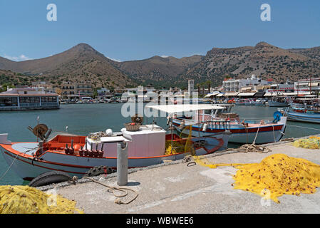 Creta, Grecia. Elounda sul golfo di Mirabello uno di creta è costoso Regioni di vacanza. Barche da pesca sul porto. Foto Stock