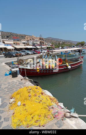 Creta, Grecia. Elounda sul golfo di Mirabello uno di creta è costoso Regioni di vacanza. Barche da pesca sul porto. Foto Stock