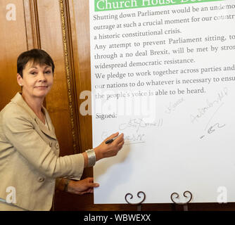 Londra, Regno Unito. Il 27 agosto 2019. Chiesa Casa dichiarazione riunione del regno unito i leader dell opposizione e MP per la firma di una dichiarazione contro la chiusura del parlamento da Boris Johnson MP PC Primo Ministro. Caroline Lucas, Il solo Partito Verde MP sospiri la Dichiarazione di credito DavidsonAlamy Ian Live News Foto Stock