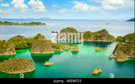 Paradise place - suggestiva laguna con le isole e turchesi acque calme, Raja Ampat, Papua, Indonesia. Vista panoramica, di grandi dimensioni Foto Stock
