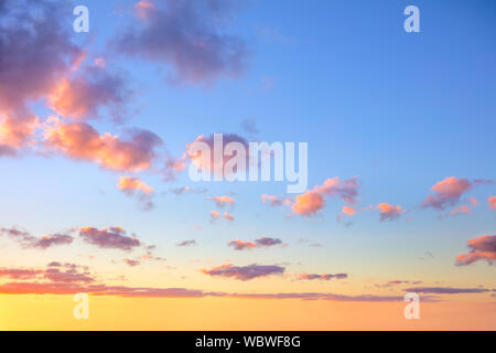 Dolci colori ligth di sunrise tramonto Cielo con colorato piccolo nuvole, hi risoluzioni Foto Stock