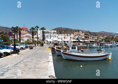 Creta, Grecia. Elounda sul golfo di Mirabello uno di creta è costoso Regioni di vacanza. Barche da pesca sul porto. Foto Stock