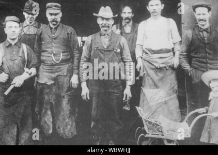 Bianco e nero immagini pionieristico dei lavoratori in Steveston proiettata su una stropicciata foglio di tela abrasiva Foto Stock