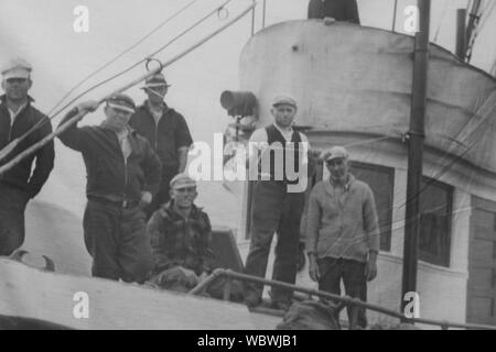 Bianco e nero immagini pionieristico dei lavoratori in Steveston proiettata su una stropicciata foglio di tela abrasiva Foto Stock