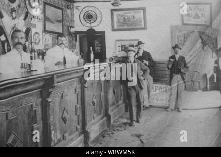 Bianco e nero immagini pionieristico dei lavoratori in Steveston proiettata su una stropicciata foglio di tela abrasiva Foto Stock