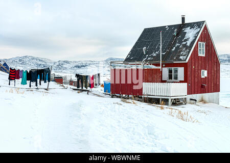 Il lavaggio appeso al di fuori di un pescatore inuit in casa Ilimanaq, Groenlandia occidentale Foto Stock