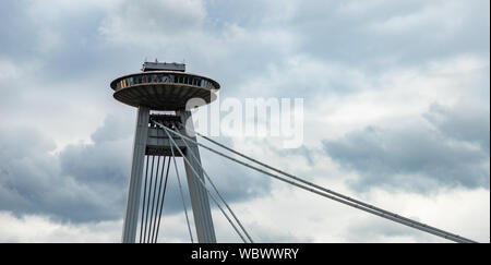 Una foto di UFO Observation Deck che si affaccia su Bratislava. Foto Stock