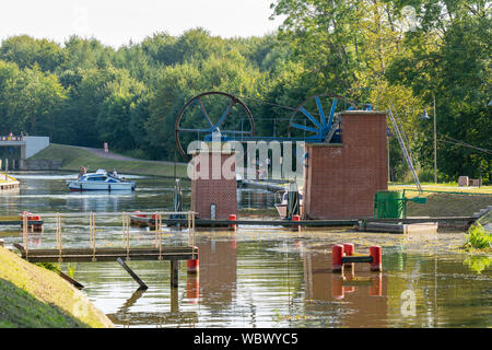 Buczyniec, Polonia - 24 agosto 2019:Canal di Elblag e macchinari per le navi in Buczyniec village. Polonia Foto Stock