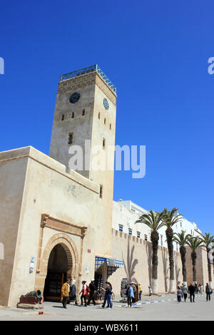 Clocktower Magana e porta alla vecchia Medina di Essaouira Foto Stock