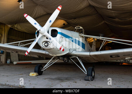 Piper PA-25-235 Pawnee C, registrazione G-AVXA a Usk Airfield, Monmouthshire, Galles del Sud Foto Stock