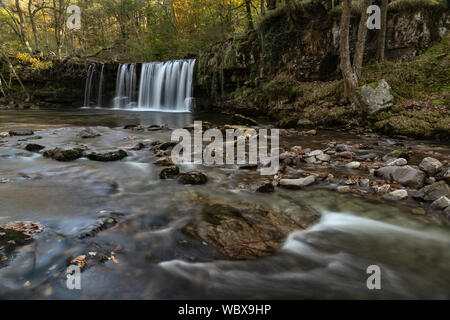 Sgwd Ddwli Uchaf, cascata vicino Ystradfelte, fiume Neath, Parco Nazionale di Brecon Beacons, Galles. Foto Stock