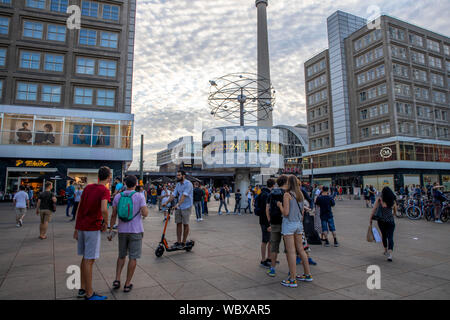 Alexanderplatz di Berlino la torre della televisione, il tempo del mondo orologio, Berlino, Foto Stock