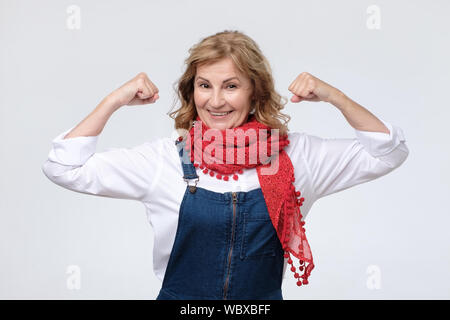 Matura donna caucasica mostra bicipite, sensazione forte e attivo Foto Stock