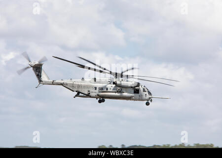 BEAUFORT, Carolina del Sud-aprile 20, 2017: UN CH-53E Super Stallion elicottero vola e banche oltre il Marine Corp Air Station in Beaufort, Sud Caroli Foto Stock