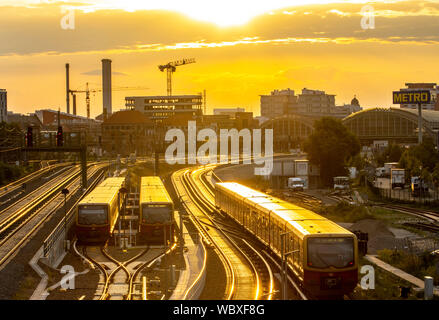 I binari ferroviari a Warschauer Strasse station nella luce della sera, S-Bahn, treni locali, Berlino Foto Stock